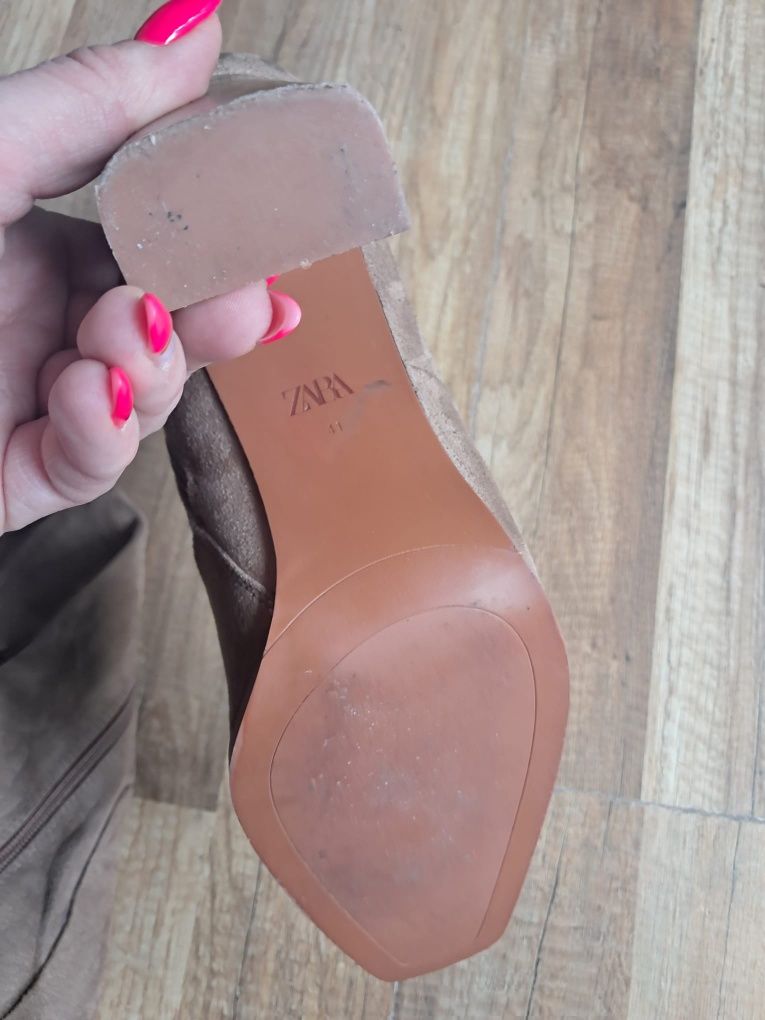 Beżowe botki zamszowe na słupku zara 41 buty na obcasie