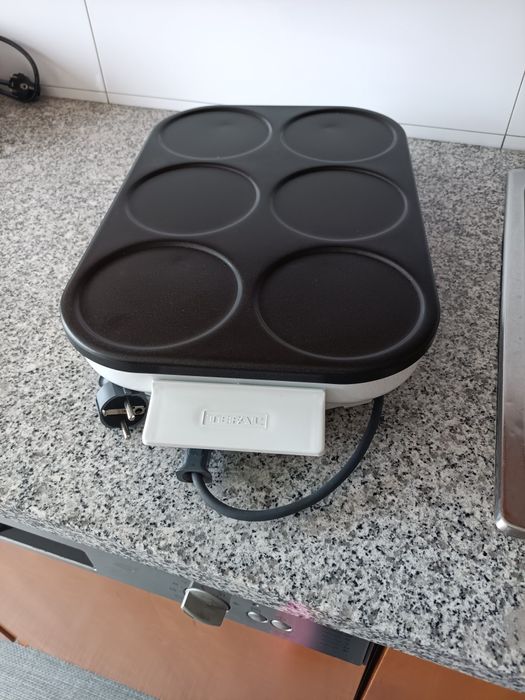 Crepeira  marca Tefal.