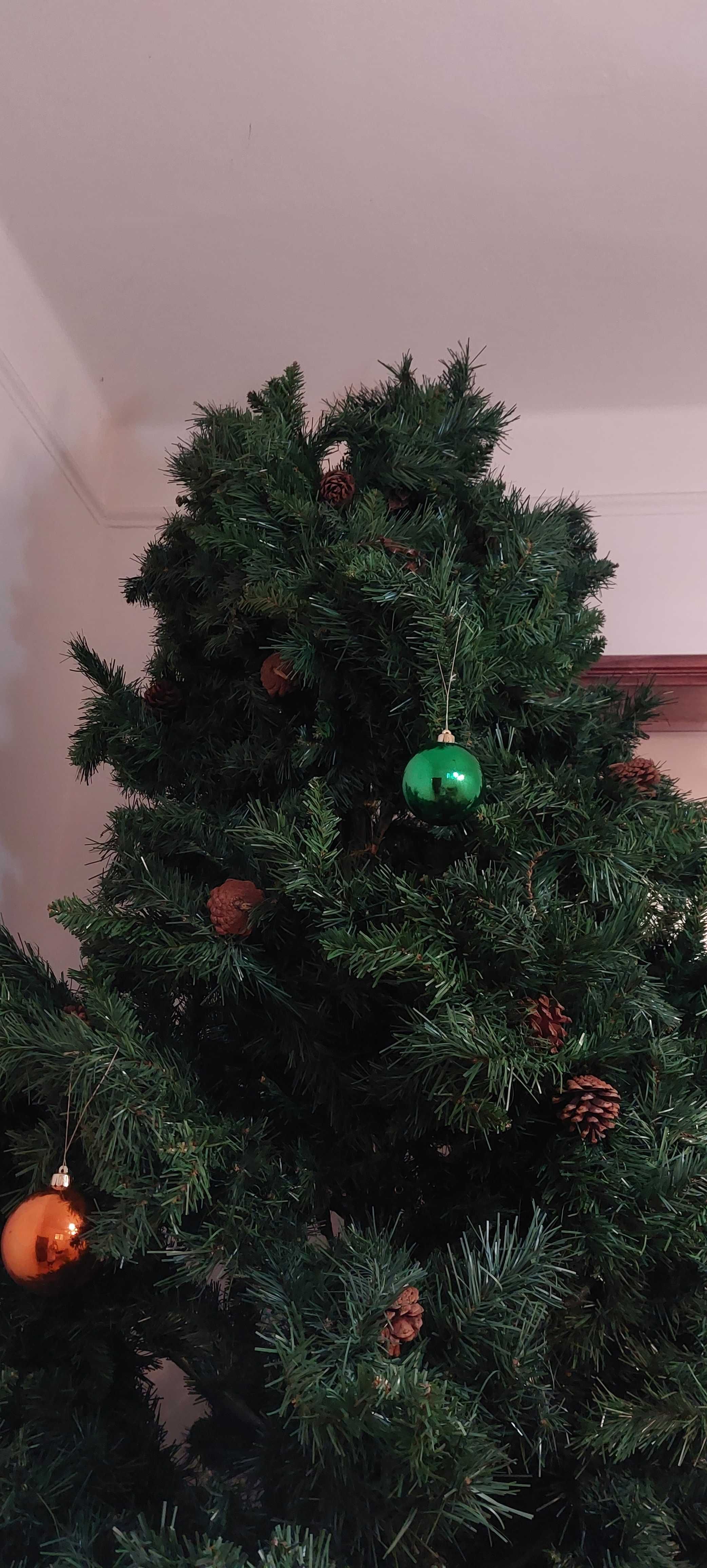 Árvore de Natal artificial muito grande (mais de 3 metros de altura)