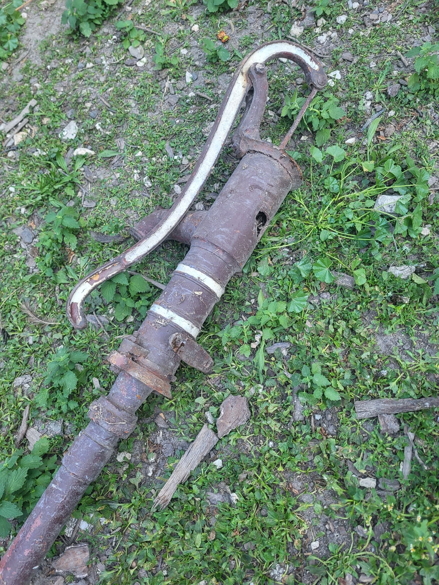 Stara żeliwna pompa ręczna abisyńska