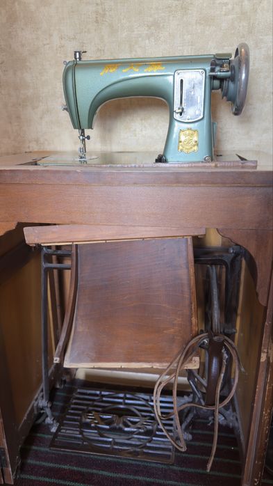 Продам швейну машину