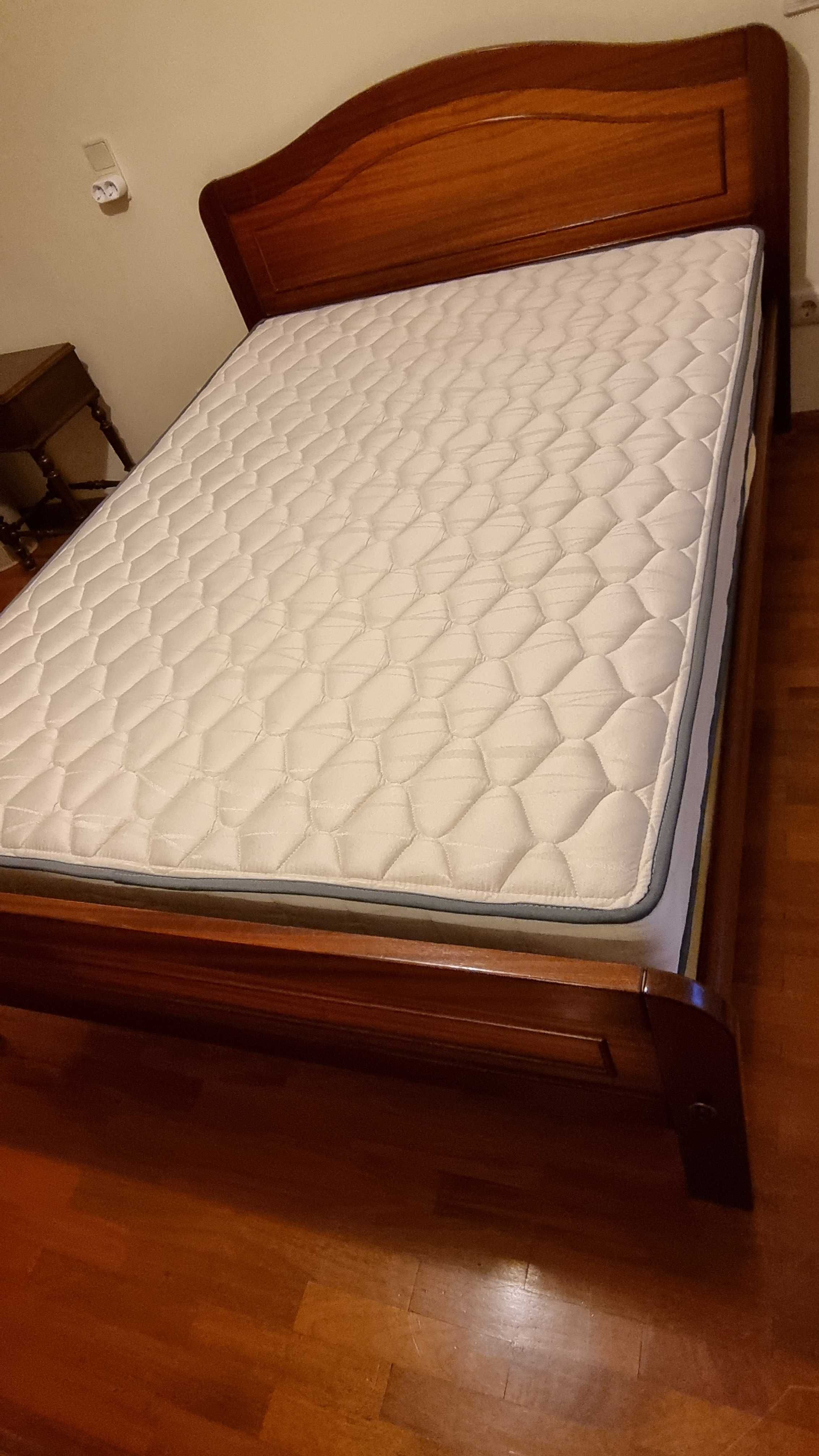 Cama de casal com colchão