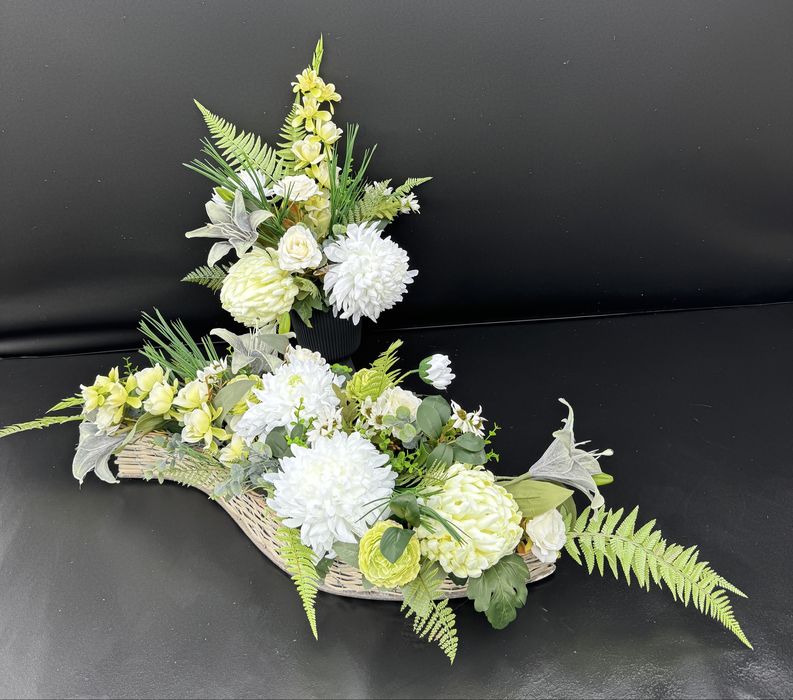 Komplet nagrobny w wiklinowej lodce