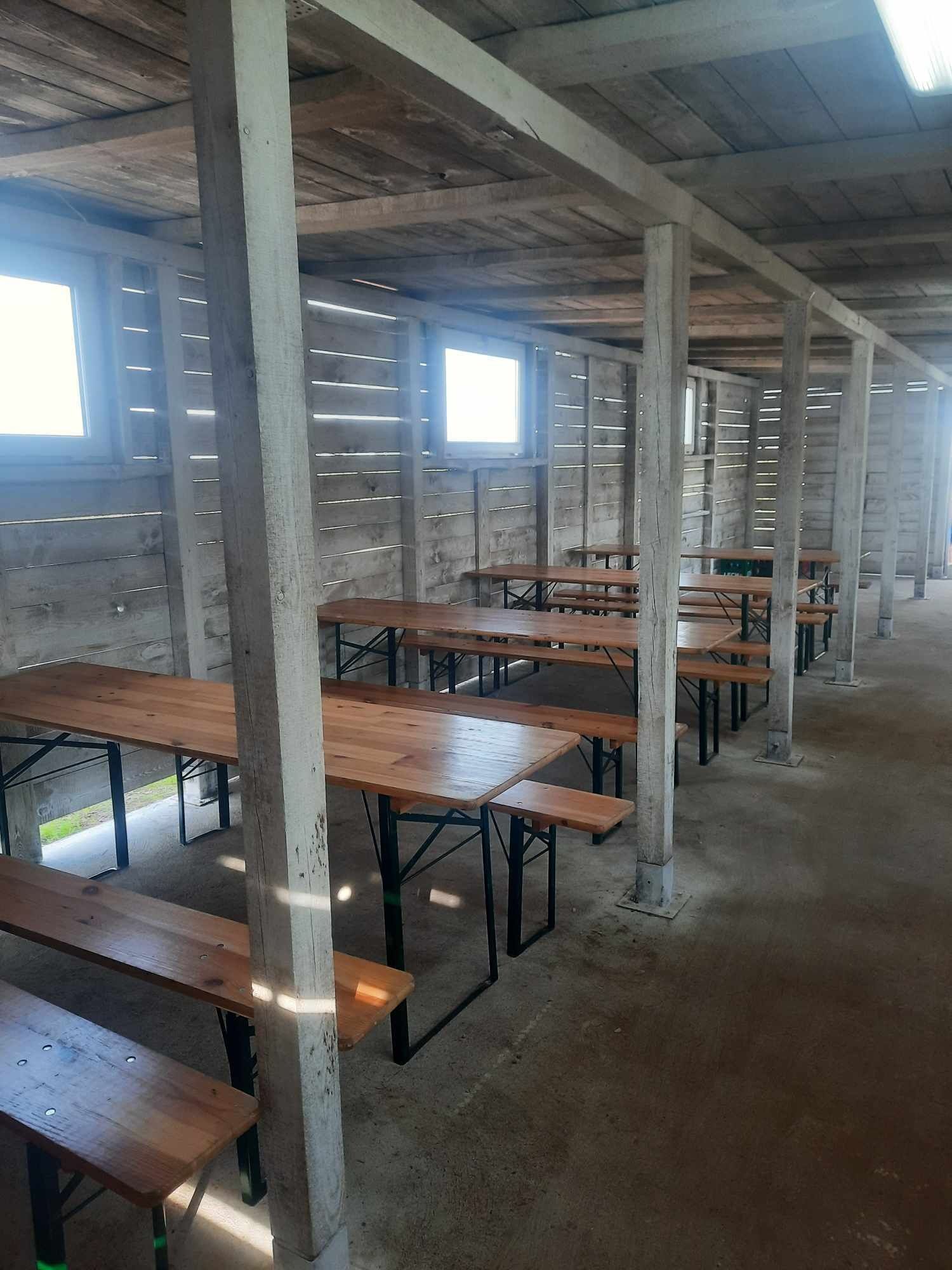 Drewniana stajnia z betonowym fundamentem