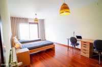 621915 - Quarto com várias camas, com varanda, em apartamento com...