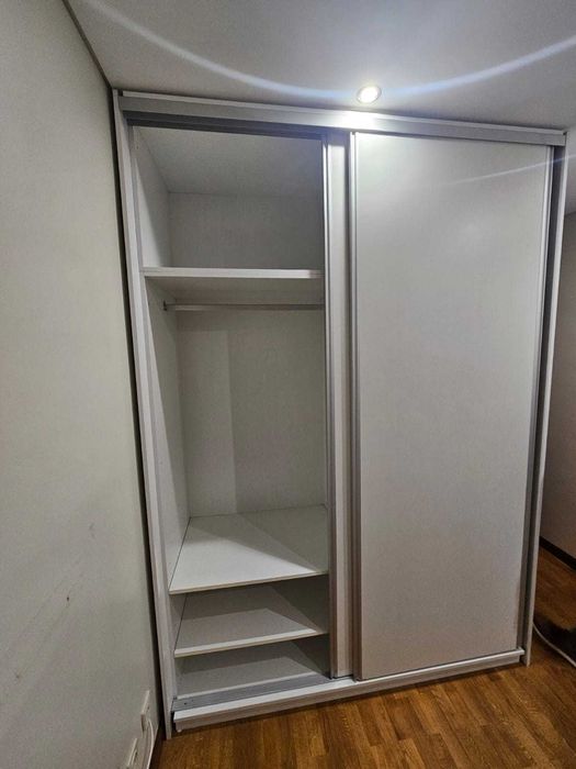 Roupeiro branco em excelente estado