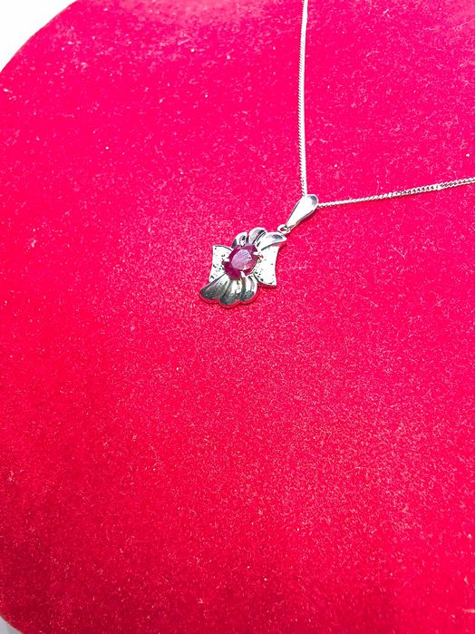 Platynowa zawieszka z rubinem i brylantami na łańcuszku, certyfikat