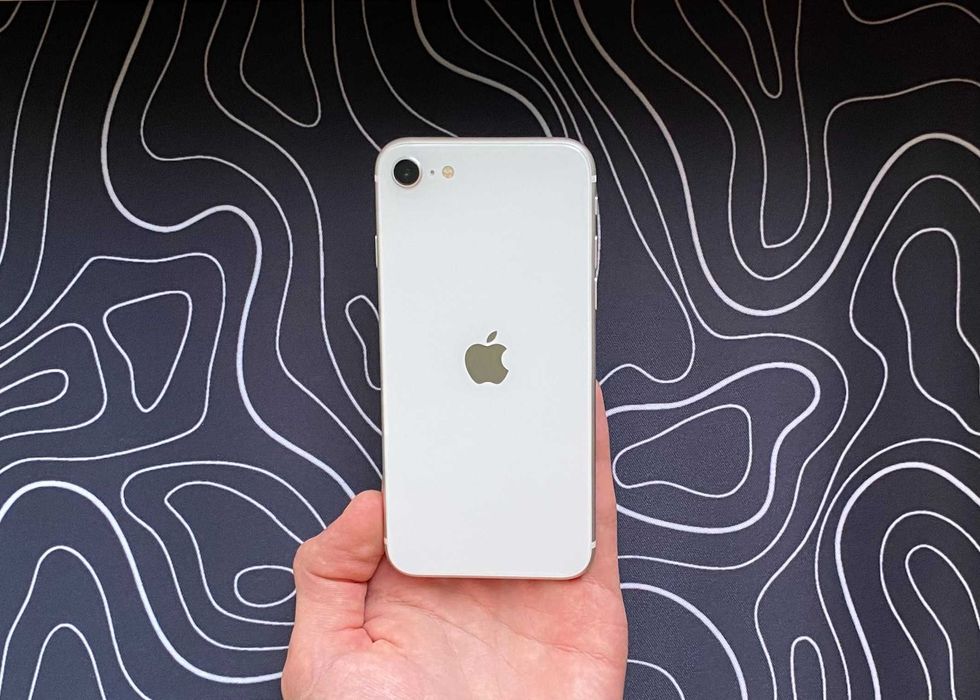 Превосходный iPhone SE 2022 - 128 гб - 92% АКБ - NEVERLOCK - STARLIGHT