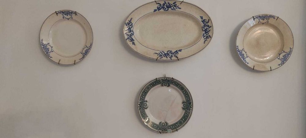 Conjunto de pratos e travessa antigos