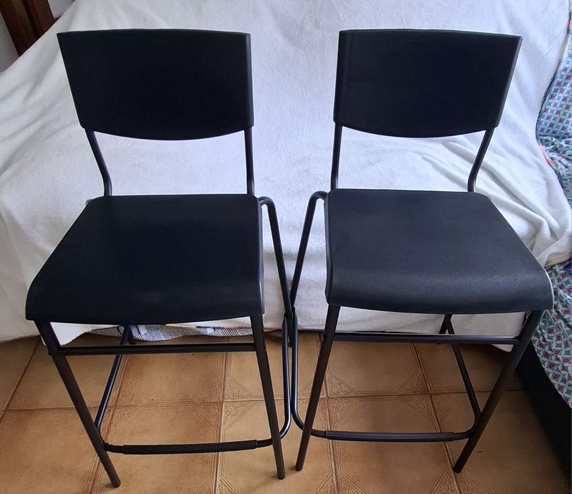 Vendo 2 bancos altos pretos (63cm)