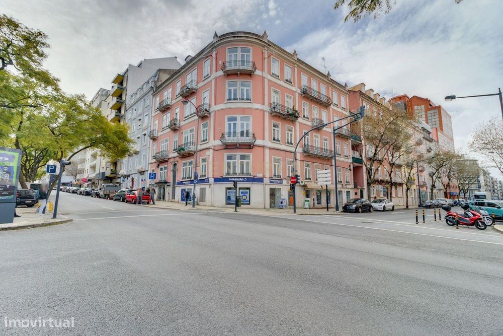 SÒ PARA SERVIÇOS 12 Assoalhadas para renovação em Localização Premium