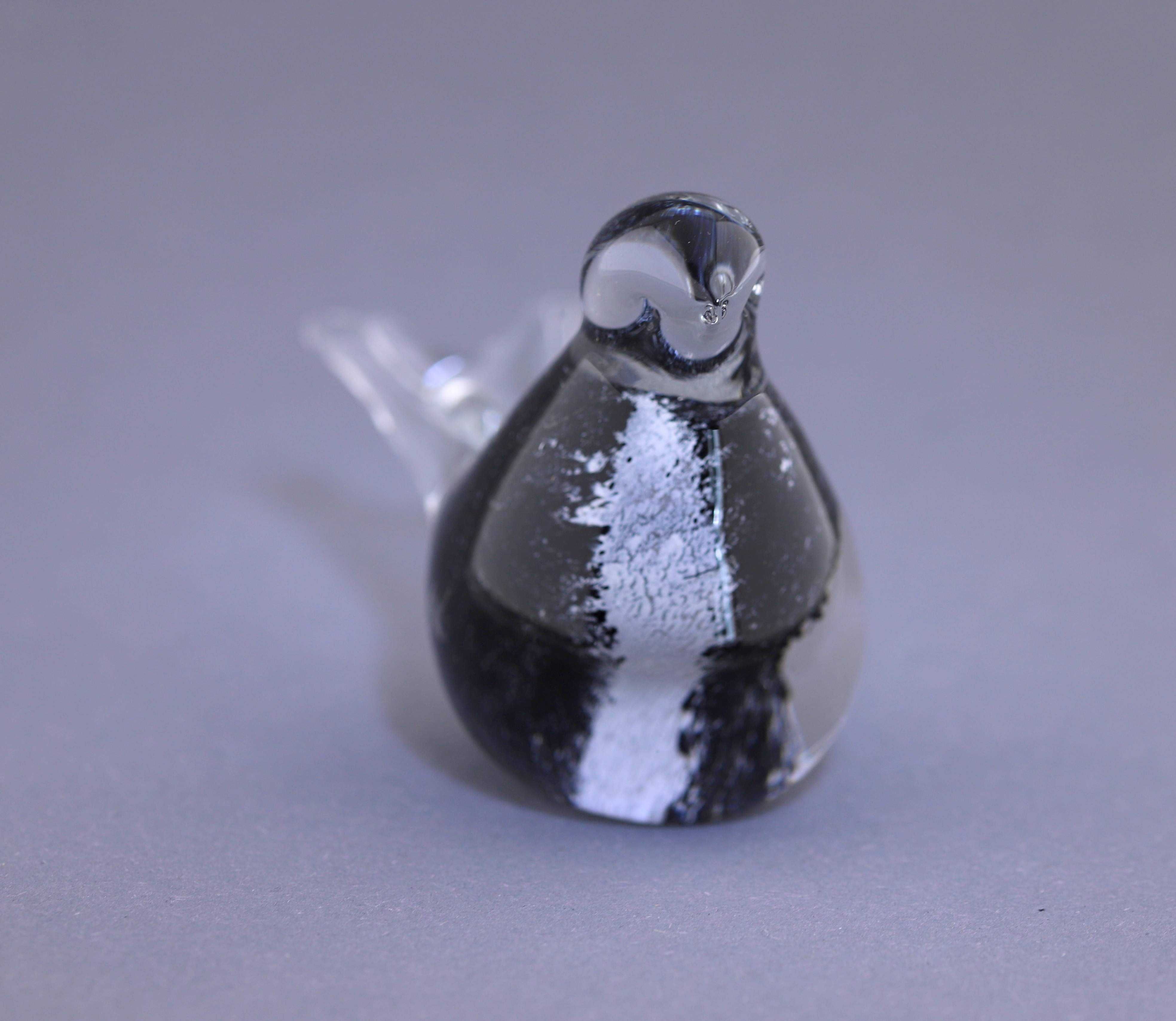 Ptak czarno biały przycisk do papieru figurka szklana szkło artystyczn