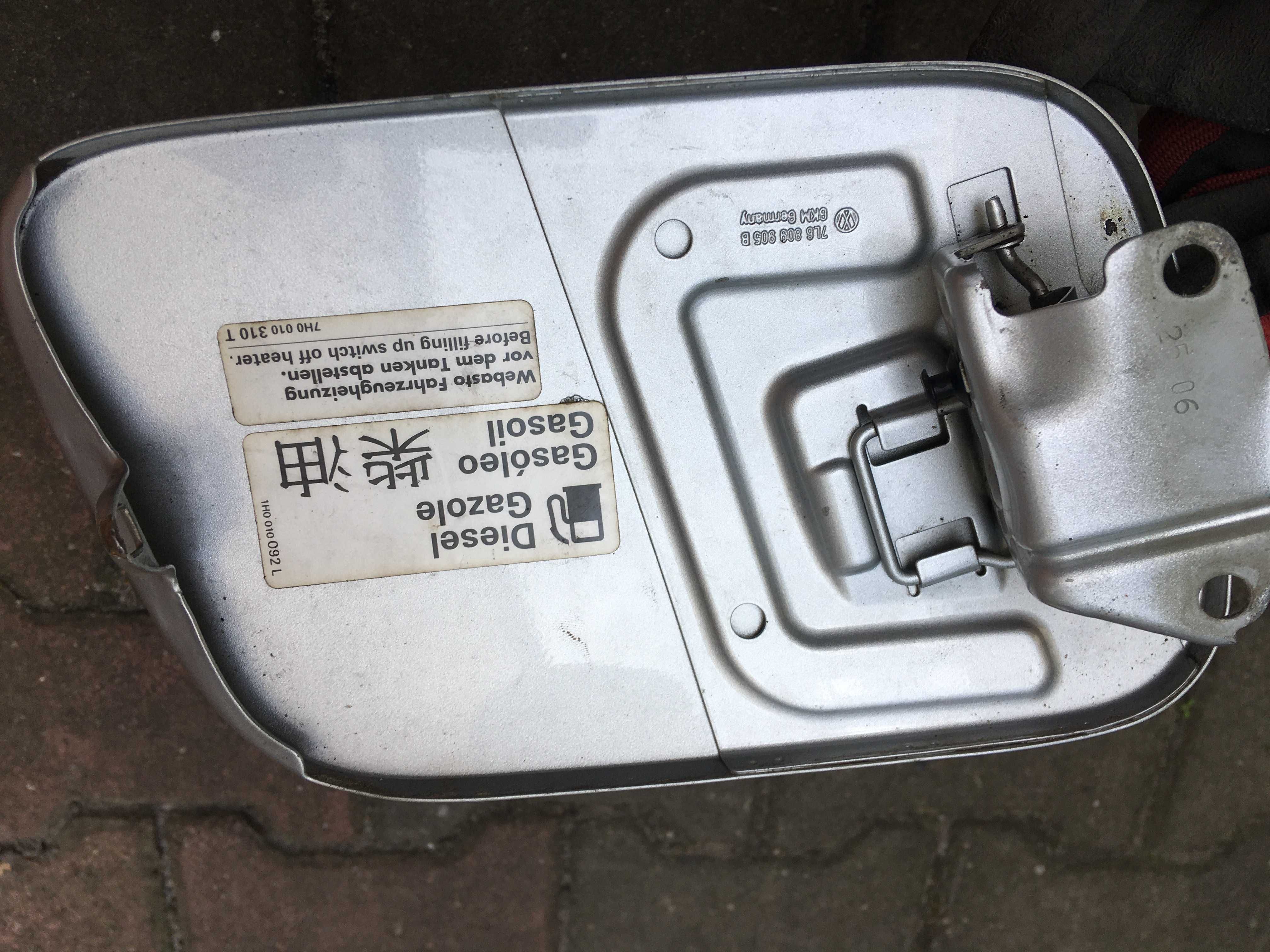VW TOUAREG klapka wlewu paliwa diesel kolor LA7W Stan bdb