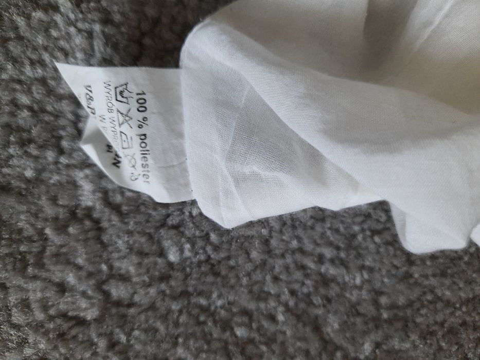 Sprzedam białą sukienkę z elementami subtelnego zlota