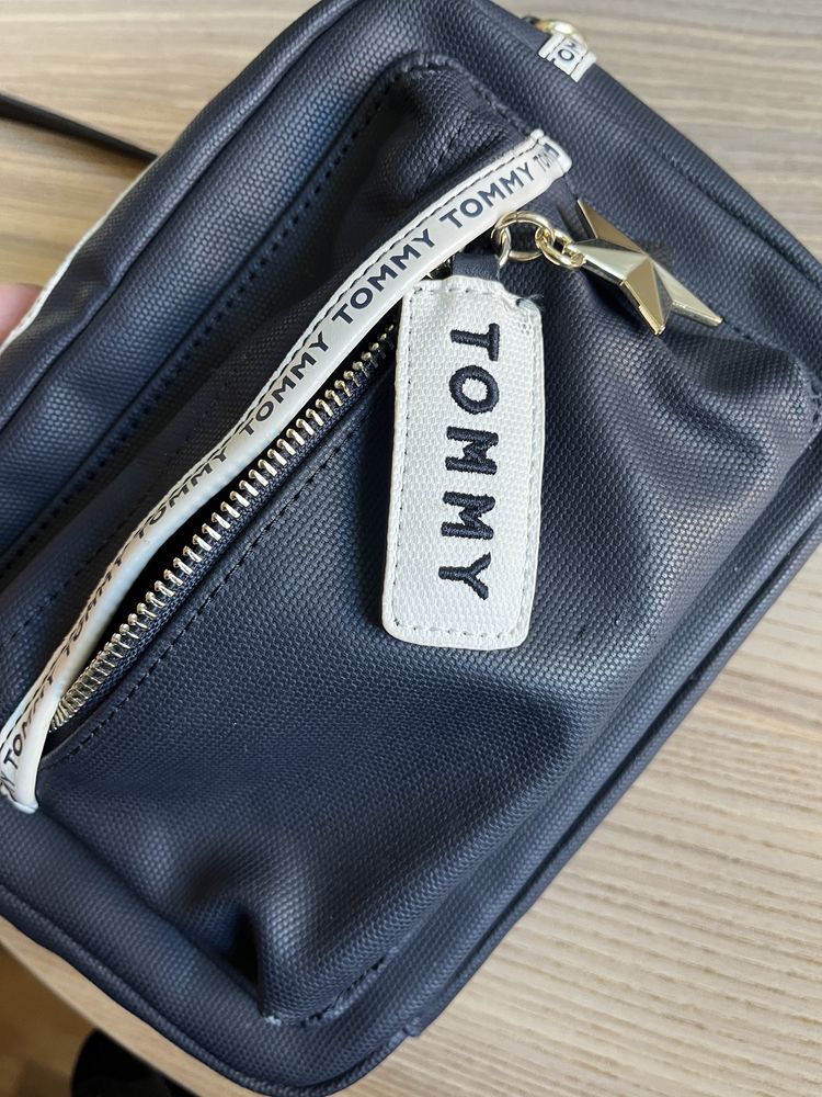 Torebka na ramię listonoszka Tommy Hilfiger