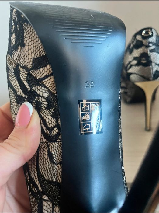 Sapatos GUESS edição especial limitada pele forrada a renda preta