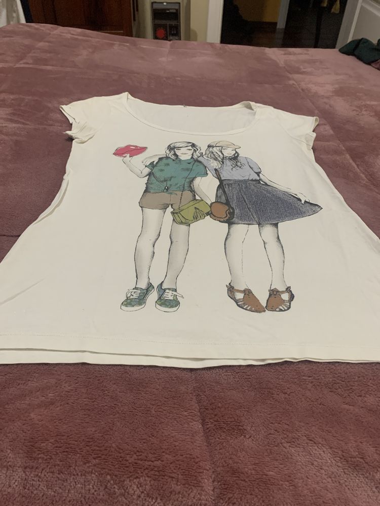 T-shirt Pull&Bear tamanho M fundo branco com desenho de raparigas