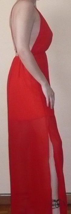 vestido vermelho decotado com racha