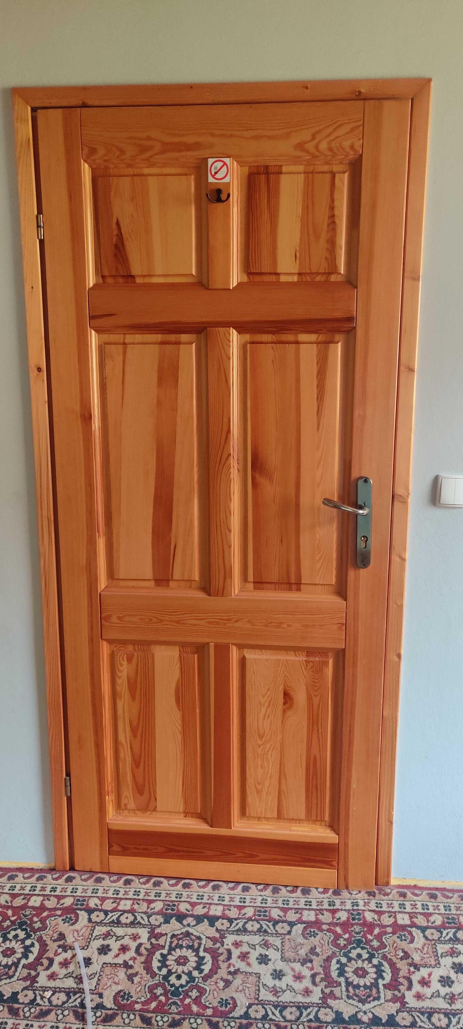 Drzwi drewniane wewnętrzne z ościeżnicą