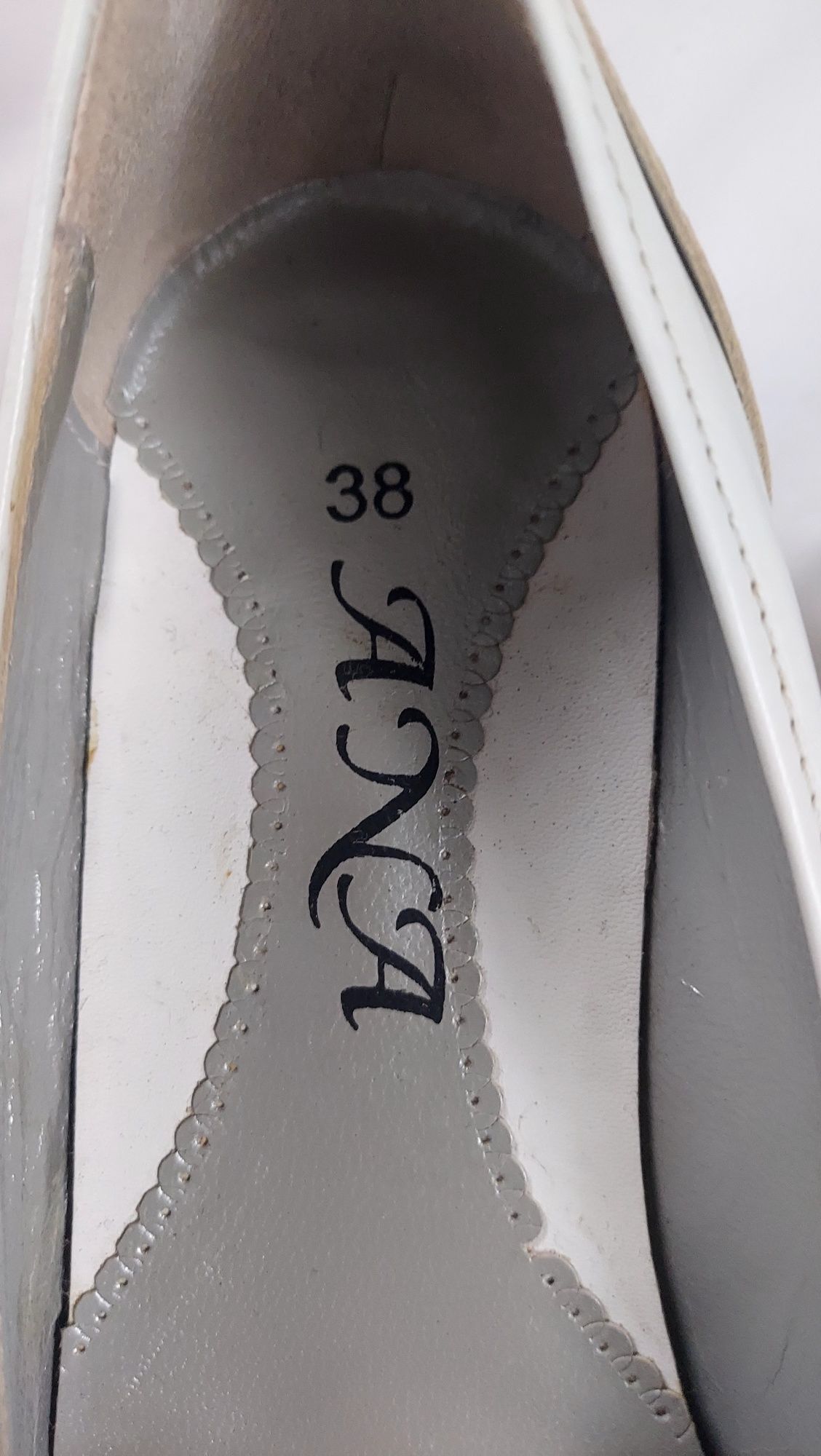 Sapatos brancos por usar