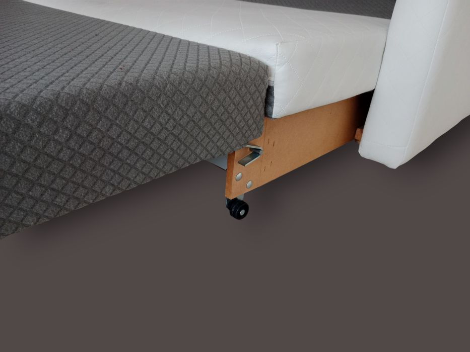 Szaro-biała rozkładana sofa