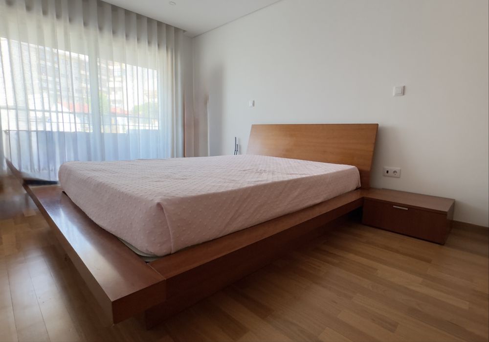 Cama com estrado e 2 mesas de cabeceira