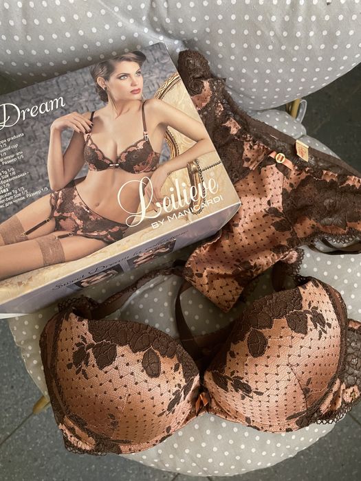 Комплект бюстгальтер с трусиками .