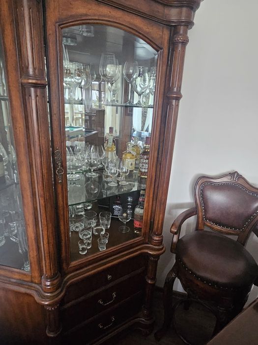 Piękny barek z witryną i hokerami komplet