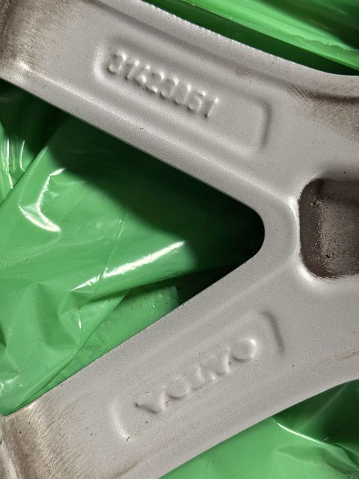 Volvo felgi z zimowymi oponami