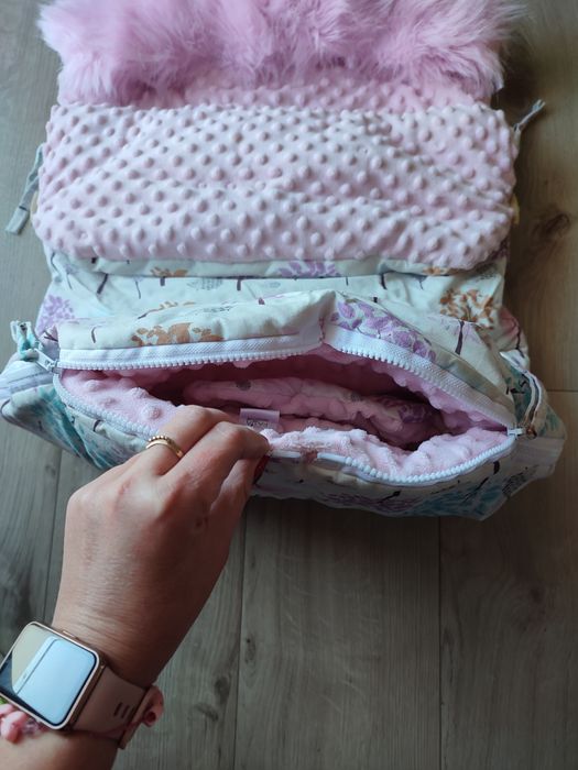 Piękny śpiworek do wózka z mufką.