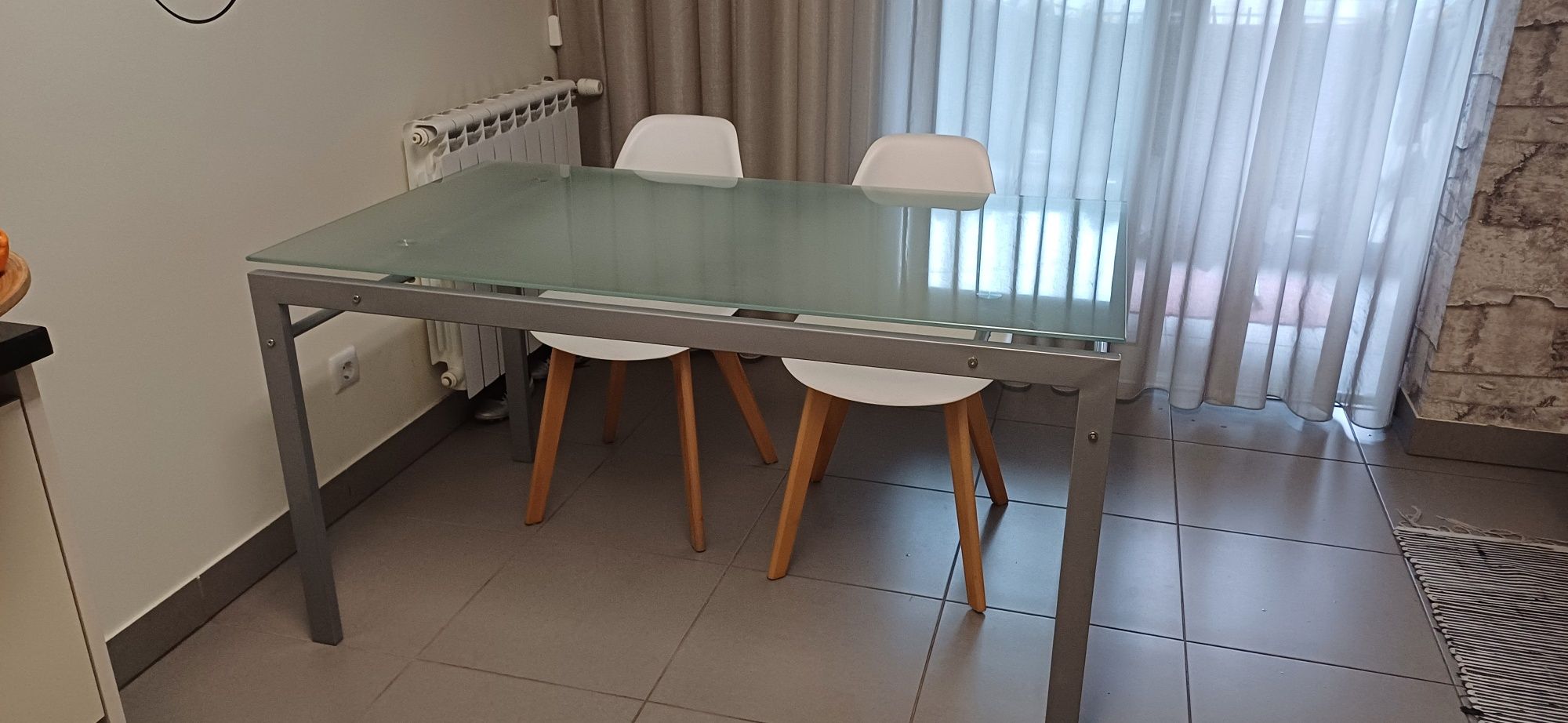Mesa em vidro e alumínio.