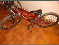 Bicicleta vermelha em bom estado