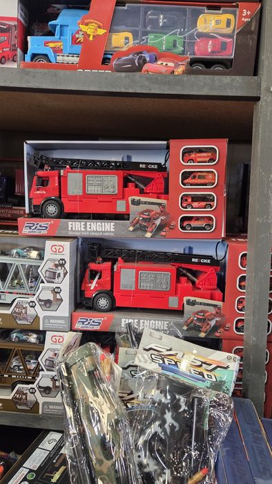 Пожежна машина трансформер, Пожежна машина з водяною помпою стріляє во