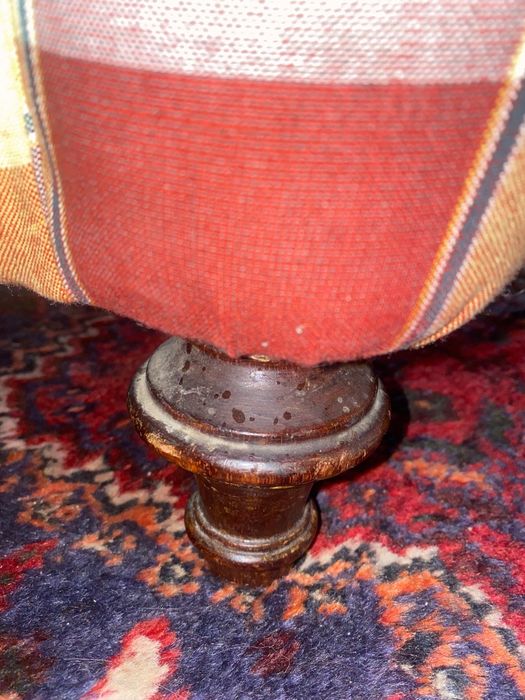 Poltrona vintage de orelhas com estampa xadrez.