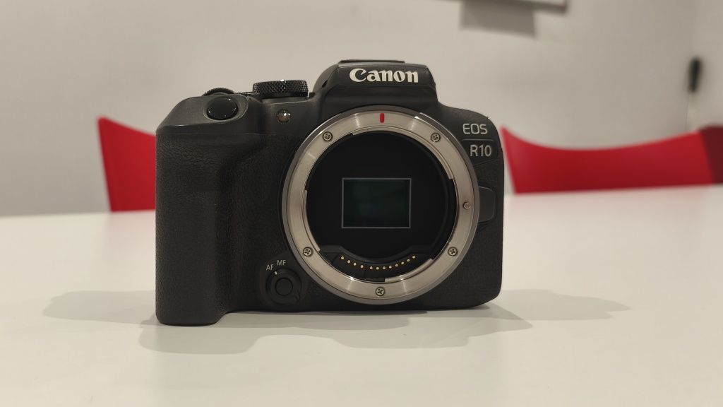 Canon R10 + 2 Baterias