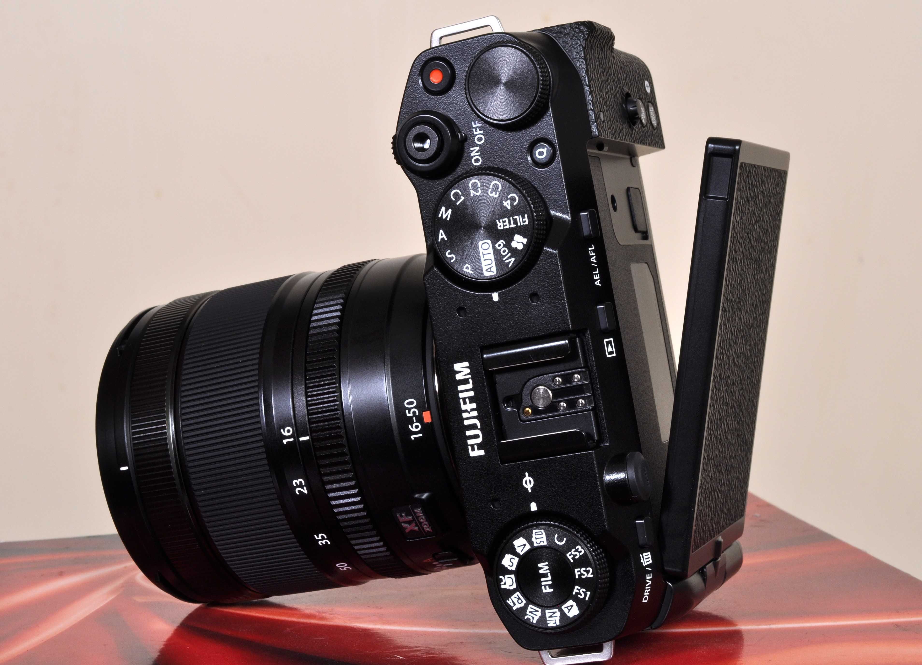 Fuji X-M5 Novo + Fuji XF 16x50 F: 2.8-4.8 WR como novo. Bateria estra.