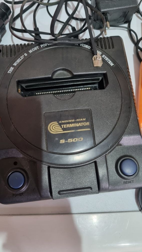 Vendo consola com 3 jogos e  acessórios