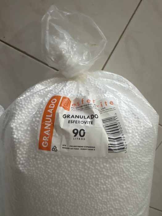 2 sacos de bolinhas para encher os pufs