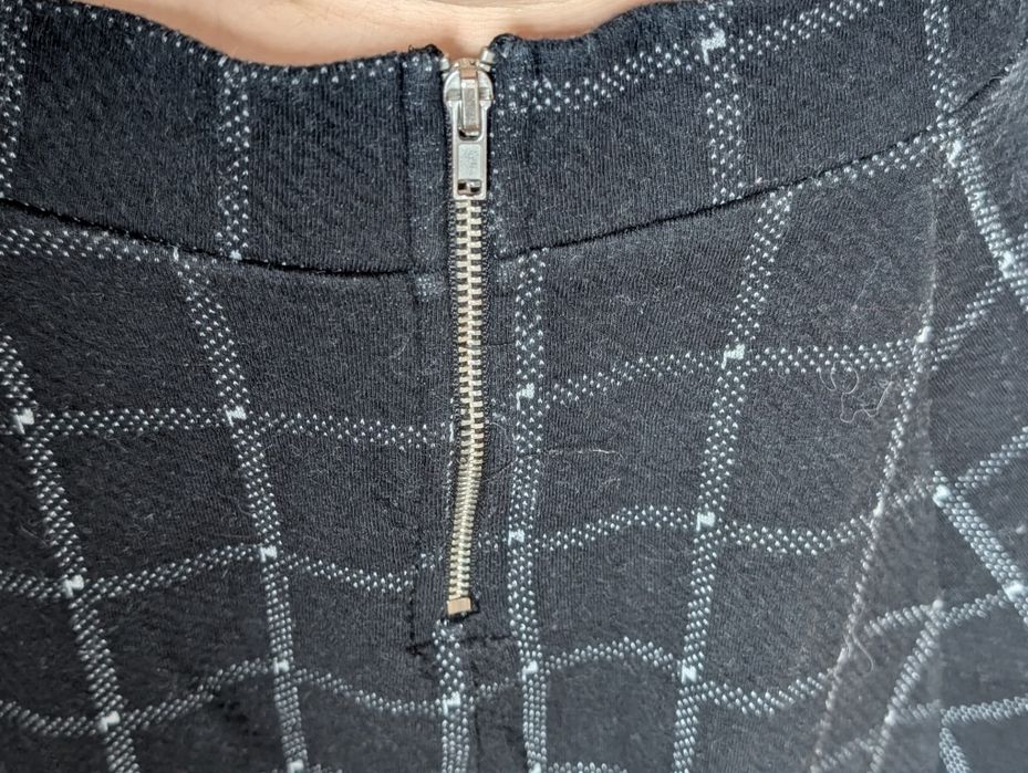 Krótka czarna rozkloszowana spódniczka w kratkę