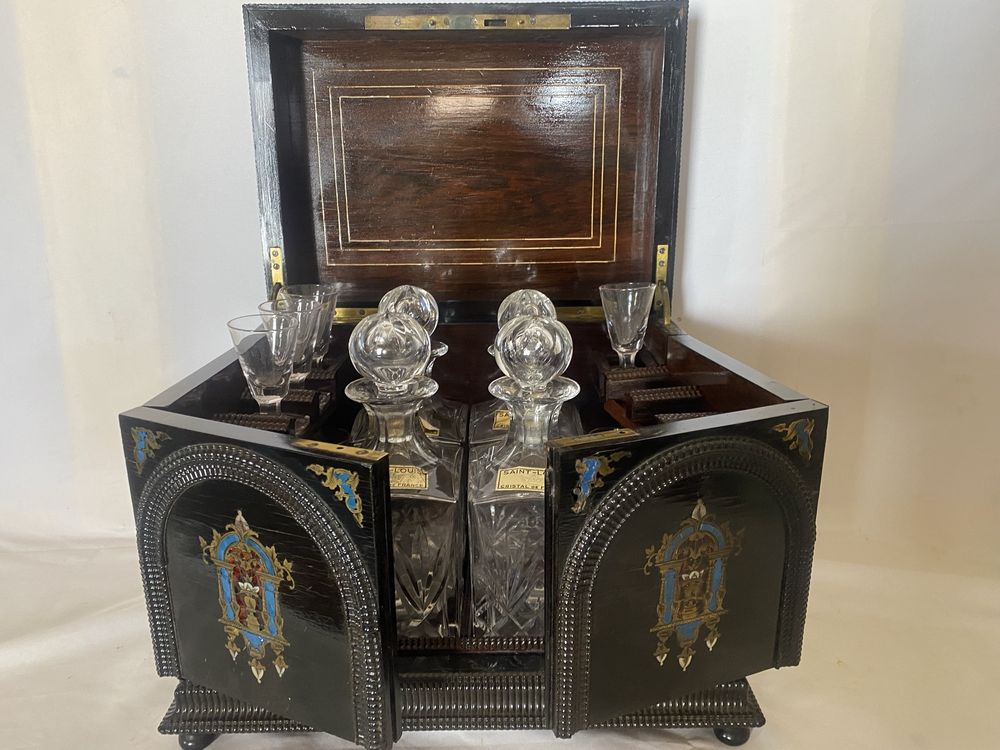 Licoreira Napoleao III com garrafas e copos em cristal