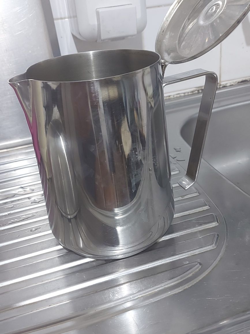 Cafeteira em aço inoxidável 2 Litros com fundo térmico.