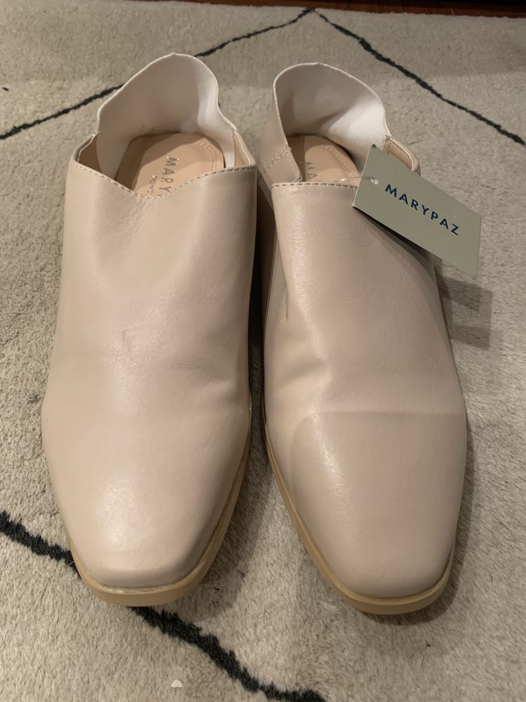 Sapatos variados a 15€ cada