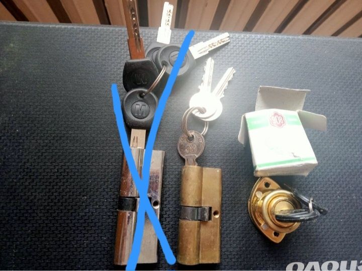 Замки дверные . .