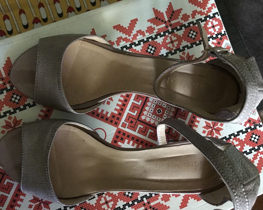 Шкіряна жіноча обув б/у; багато.