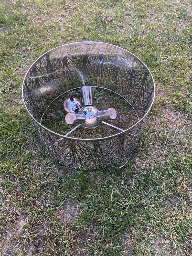 Metalowa lampa z motywam drzew