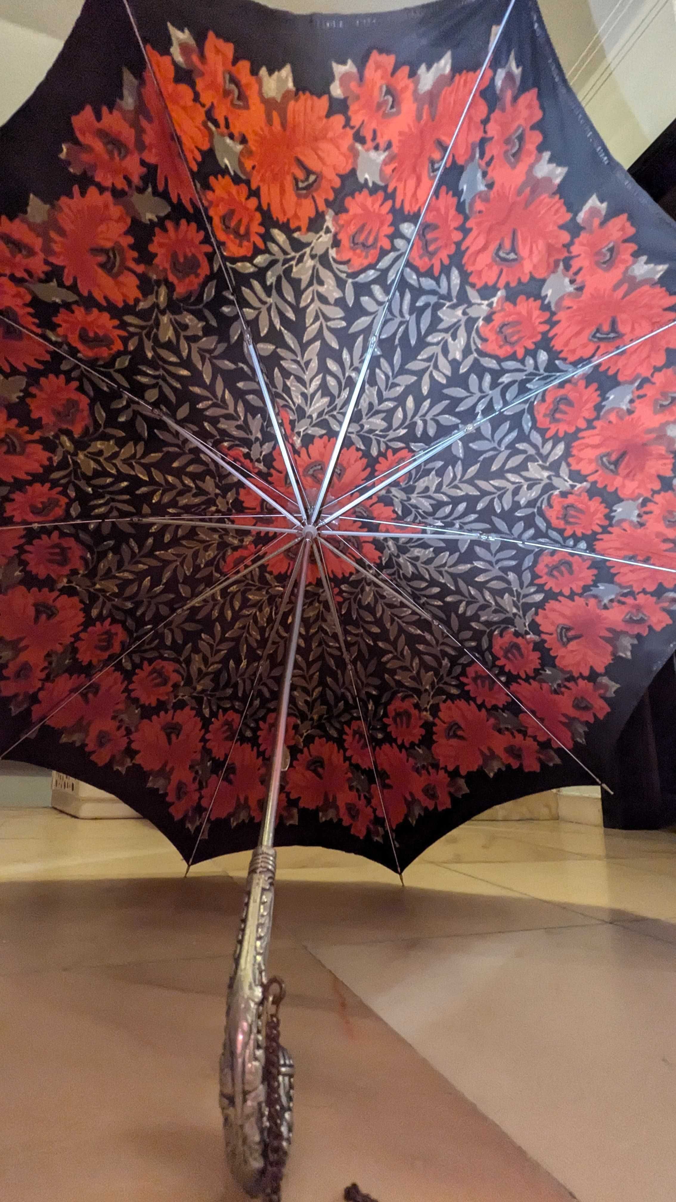 Chapéu de chuva trabalhado em metal maciço e nylon (Antigo)