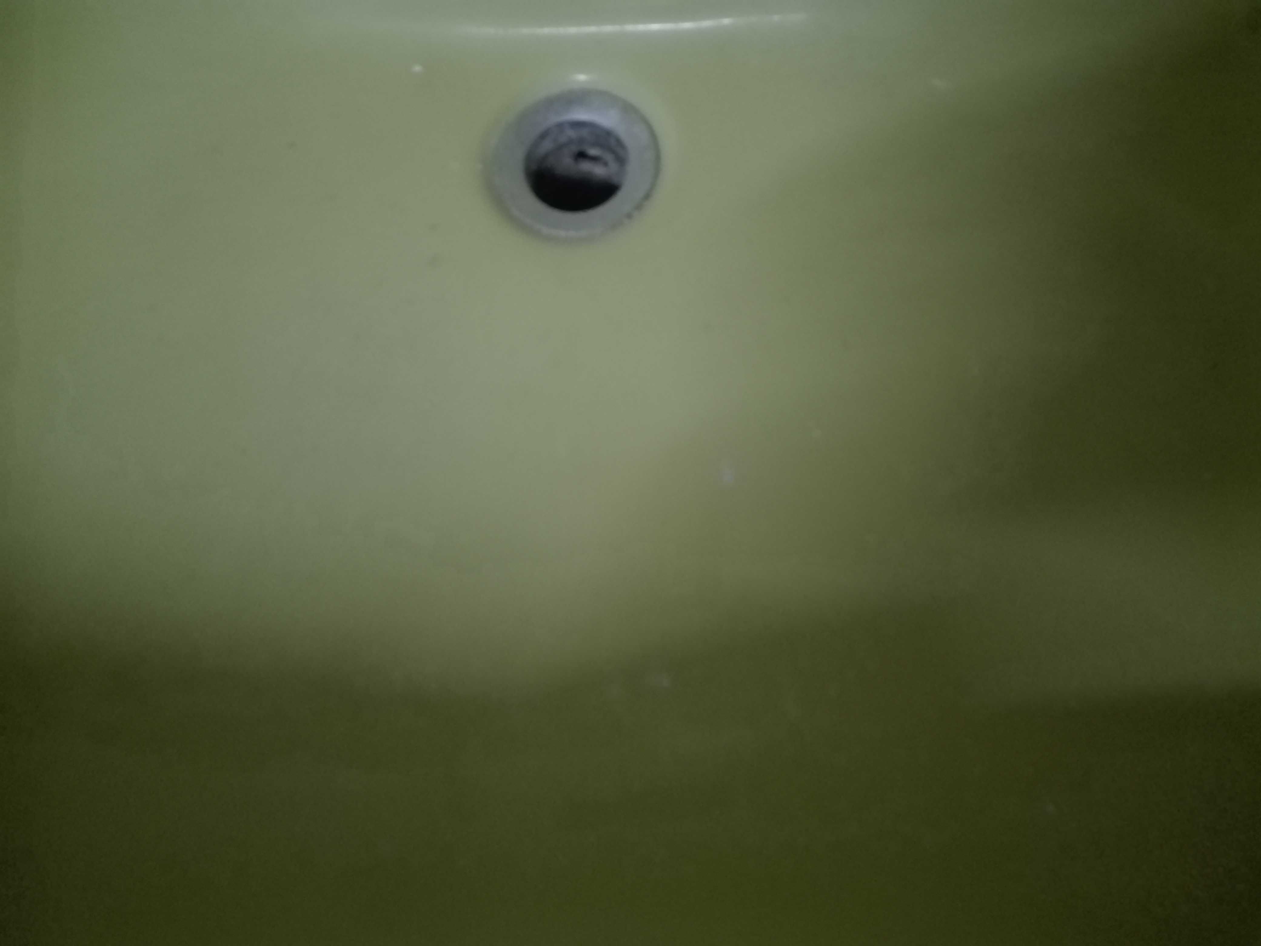 Ceramiczna umywalka w kolorze zielonym z baterią