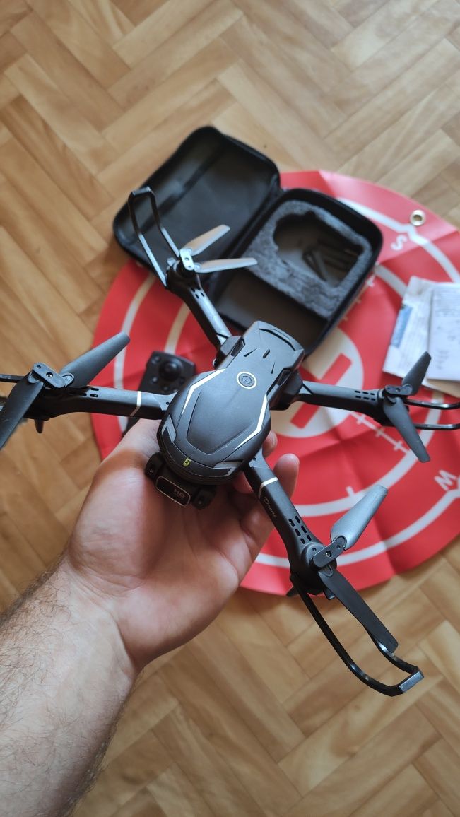 Dron v88 komplet 2kamery torba.