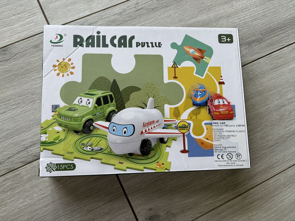 Railcar puzzle z jeżdżącym autkiem