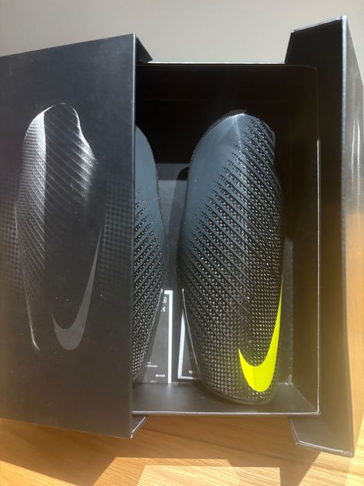Caneleiras futebol Nike Carbonite